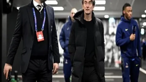 【14_00激战正酣！周六澳超焦点战：狮吼对决阿德莱德，谁能笑到最后？】